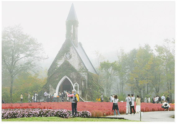 「霧に包まれる教会」小出悟